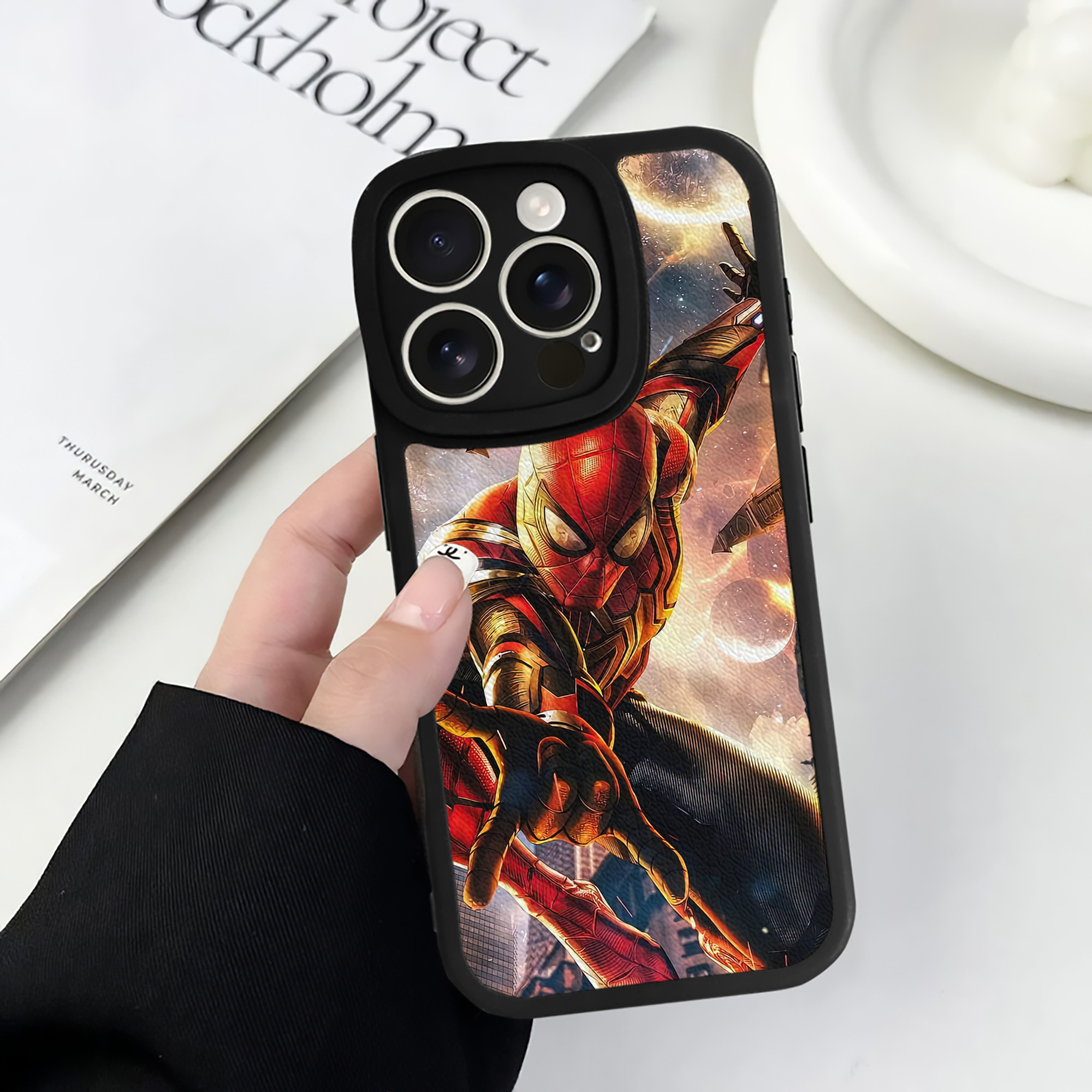Spider Man スパイダーマン 【iPhone 16シリーズ対応】シリコンスマホケース（レザー調） 材質：シリコン